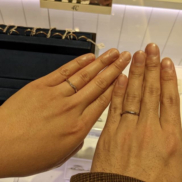 【4℃ BRIDAL(ヨンドシーブライダル)の口コミ】 ウェーブの形状が女性用も男性用もデザイン性があり、とても気に入りまし…