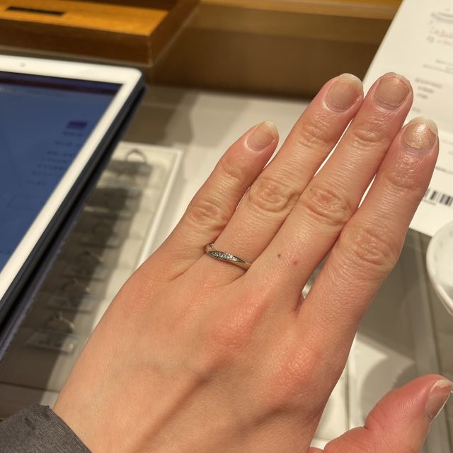 【銀座ダイヤモンドシライシの口コミ】 石がついてるものがよかったので、デザイン重視でした。他のブランドより…