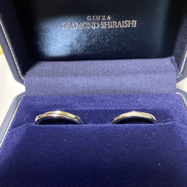 【銀座ダイヤモンドシライシの口コミ】 彼とお揃いに見えるデザインを探しており、希望に沿ったデザインと、派手…