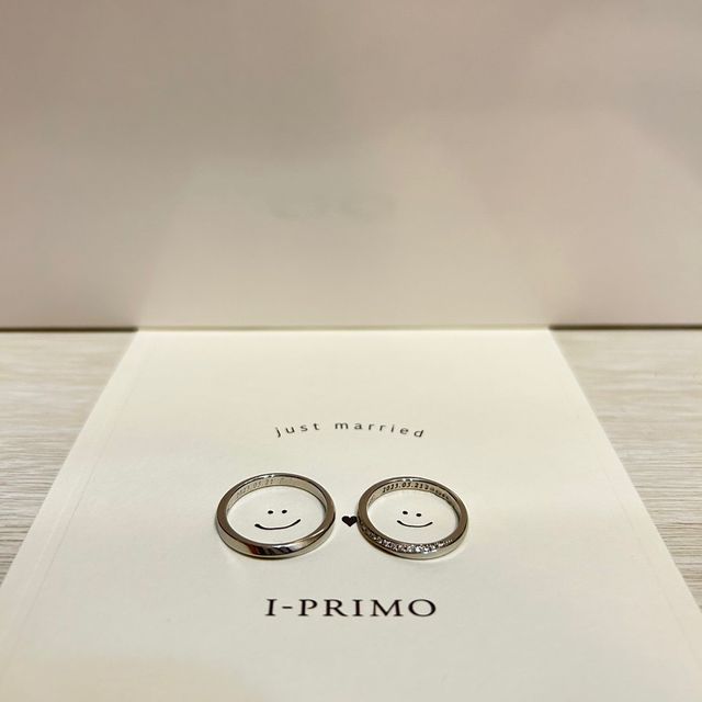 【アイプリモ(I-PRIMO)の口コミ】 指が細長く見えるようなデザインにしました。
女性の方はダイヤが入ってる…