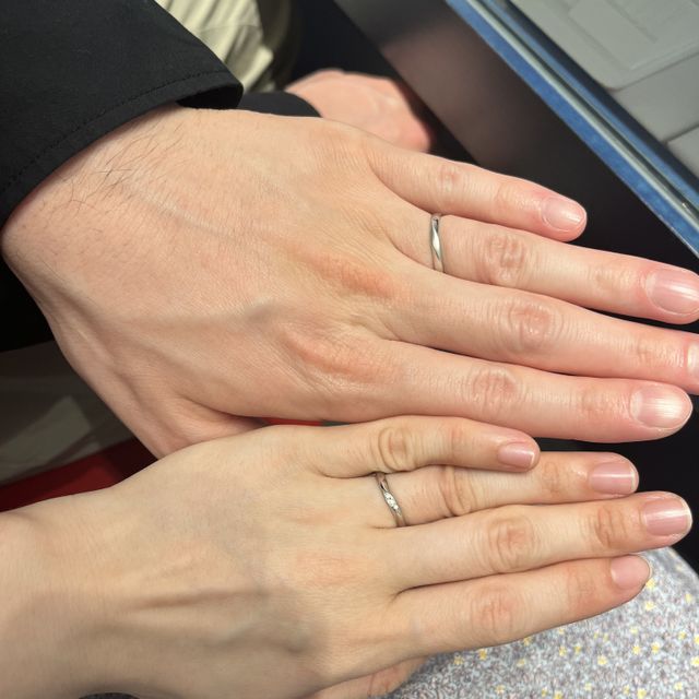 【銀座ダイヤモンドシライシの口コミ】 女性用の好みだけでなく、男性用でブラスト加工ができたことでシンプルす…