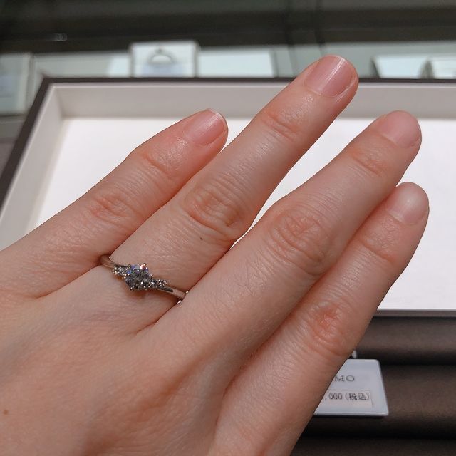 【アイプリモ(I-PRIMO)の口コミ】 可愛さだけでなく、エレガントさもあります。センターとサイドのダイヤの…