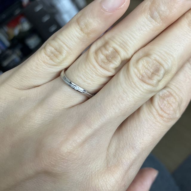 【アイプリモ(I-PRIMO)の口コミ】 細くてシンプルなので、どのような指にも合うと思います。ゆるやかにウェ…
