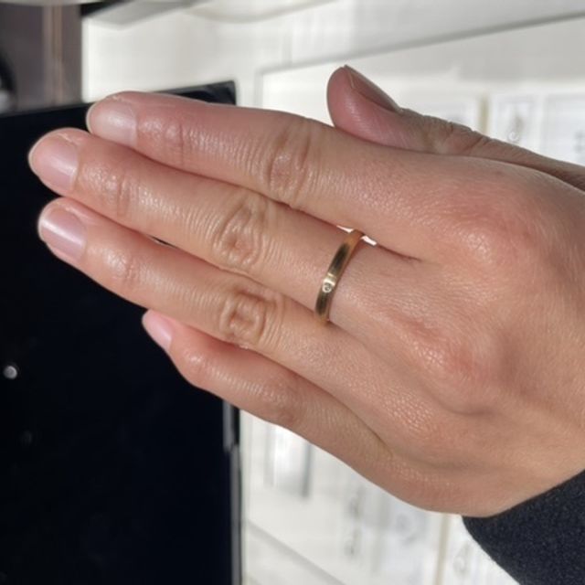 【俄(にわか)の口コミ】 彼と同じシリーズである事、そして、婚約指輪と相性が良さそうなのがイメ…