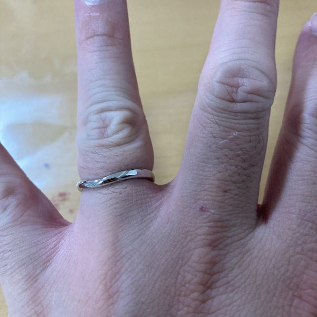 【エクセルコダイヤモンド(EXELCO DIAMOND)の口コミ】 v字のデザインがお気に入りで、妻のお気に入りともセットのような雰囲気に…