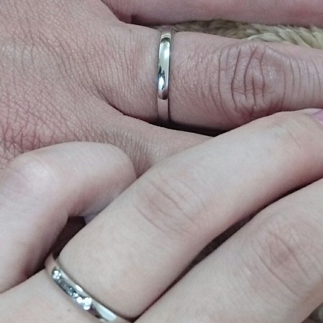 【カルティエ(Cartier)の口コミ】 デザインが気に入りこれに決めました。正面のV字の方は女性らしい印象で、…