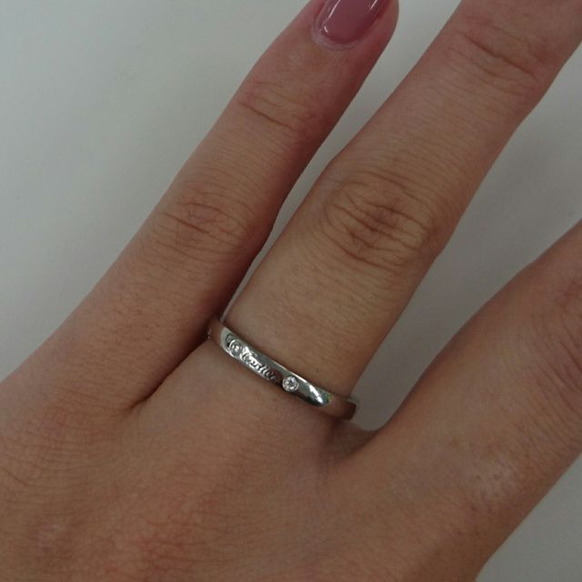 【カルティエ(Cartier)の口コミ】 デザインが気に入りこれに決めました。正面のV字の方は女性らしい印象で、…