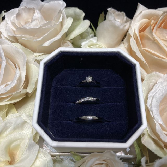 【4℃ BRIDAL(ヨンドシーブライダル)の口コミ】 婚約指輪は50周年記念モデルということで、0.3カラットのダイヤの指輪を選…
