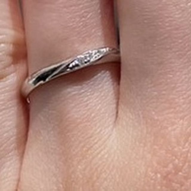 【アイプリモ(I-PRIMO)の口コミ】 細めのデザインを探していた為、こちらを検討致しました。ダイヤが控えめ…