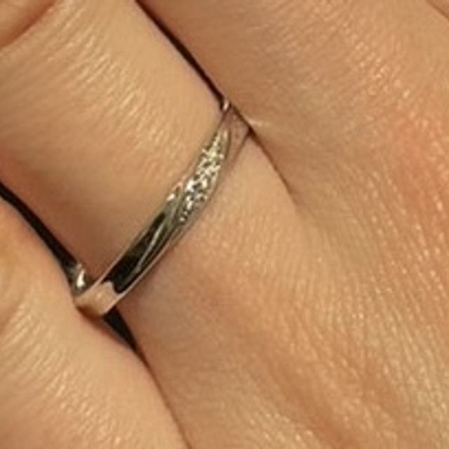 【銀座ダイヤモンドシライシの口コミ】 細めのデザインを探していたいましたが、デザインが好みでありこちらを検…