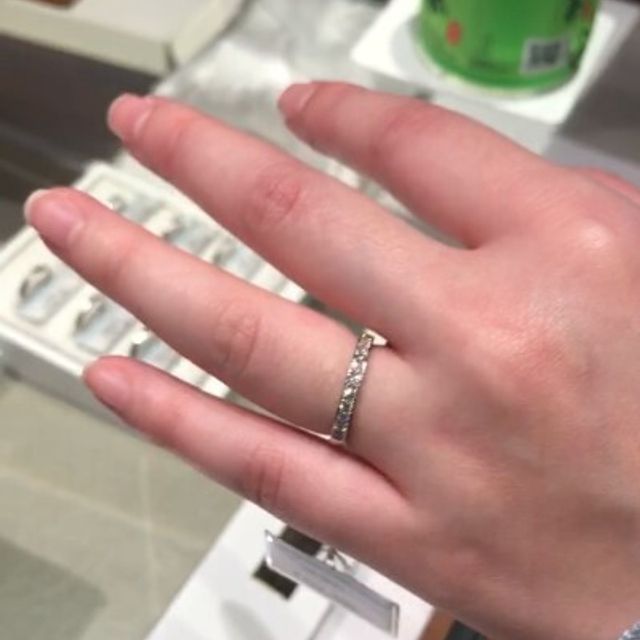 【銀座ダイヤモンドシライシの口コミ】 指輪のデザイン・イメージはシンプルな感じ。指輪探し1店舗目に来店して検…