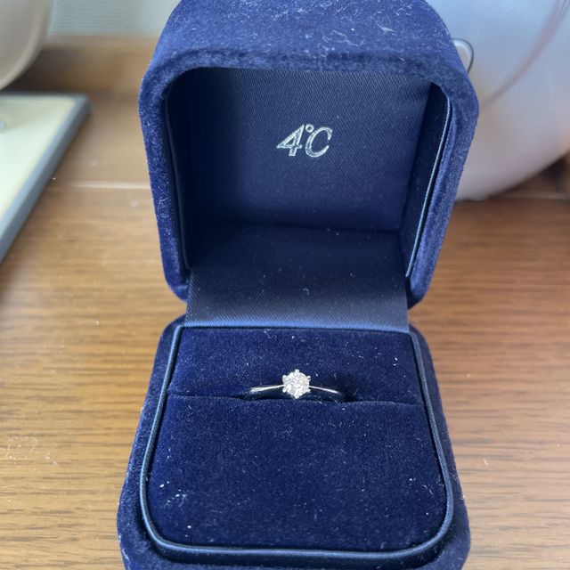 【4℃ BRIDAL(ヨンドシーブライダル)の口コミ】 頂いたので決め手は分からないのですが、シンプルでとても可愛く、輝きが…