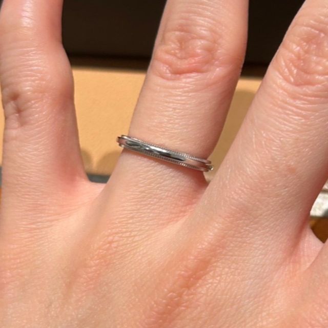 【ティファニー(Tiffany & Co.)の口コミ】 ミル打ちという細かい粒を打ちつけているデザインです。角度を変えたりす…