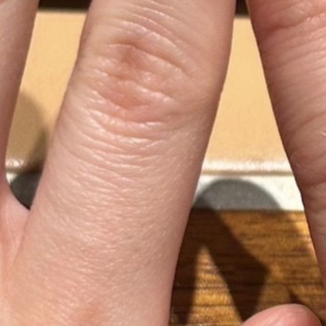 【ティファニー(Tiffany & Co.)の口コミ】 ミル打ちという細かい粒を打ちつけているデザインです。角度を変えたりす…