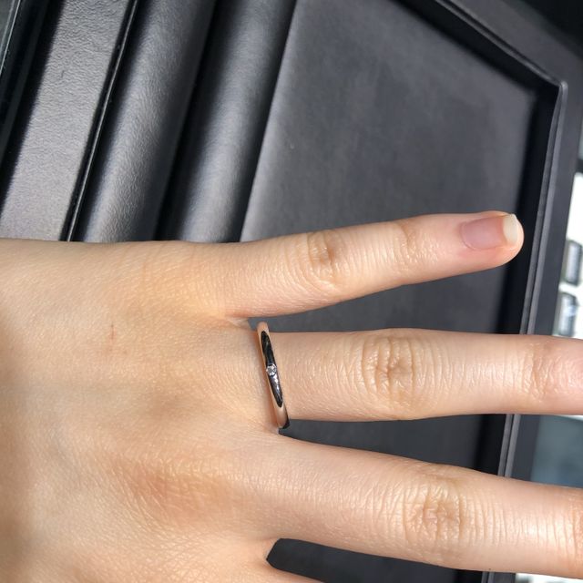 【ラザール ダイヤモンド(LAZARE DIAMOND)の口コミ】 ダイヤの品質が高く、サイズは小さいですが輝きがとても綺麗です。外側は…