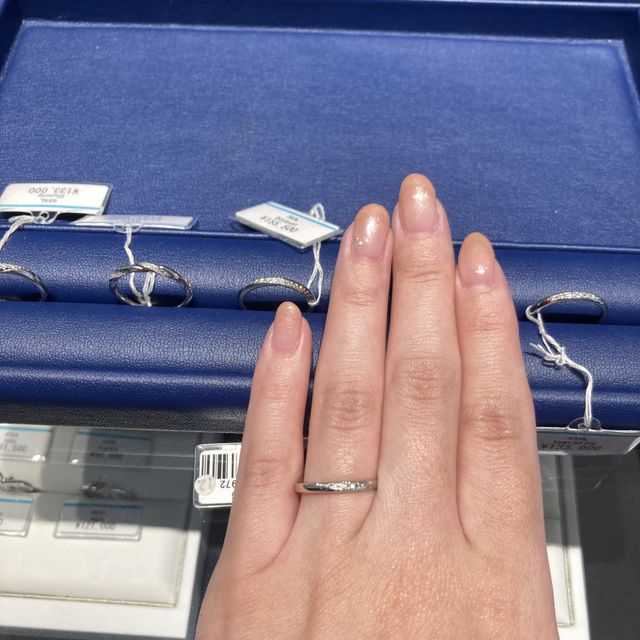 【銀座ダイヤモンドシライシの口コミ】 まず、指輪のデザインが可愛い点はもちろんのこと、とても細いのに精巧に…