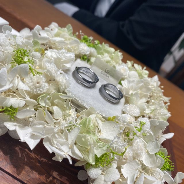 【SORA(ソラ)の口コミ】 ▼指輪のデザイン、素材について
もともとwebサイトでデザインの目星はつけ…