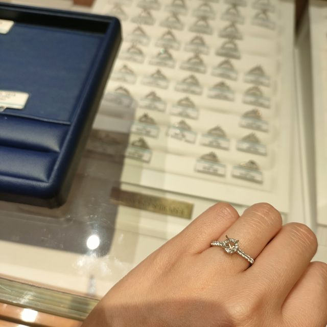 【銀座ダイヤモンドシライシの口コミ】 たくさんのダイヤを紹介していただきました。
値段も海外ブランドに比べて…