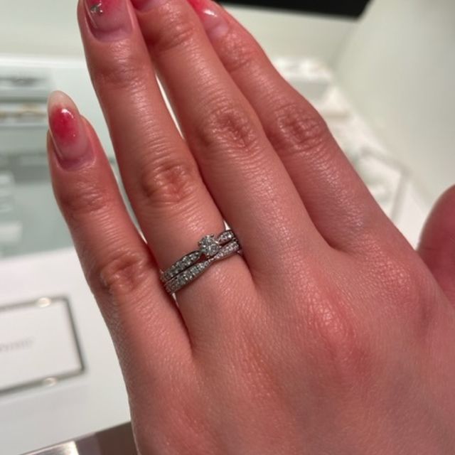 【ティファニー(Tiffany & Co.)の口コミ】 シンプルなデザインですがダイヤがたくさんついているので動くたびにキラ…