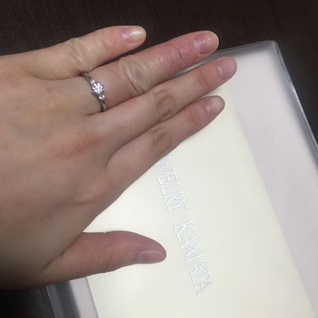 【JEWELRY  KAMATA(ジュエリーかまた)の口コミ】 ストロングブルーが気に入ったのと、形と結婚指輪と重ね付けができるよう…