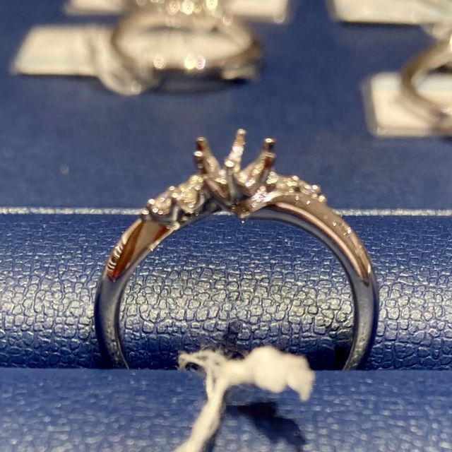 【銀座ダイヤモンドシライシの口コミ】 指輪のデザインは、センターストーンの周りにメレダイヤを散りばめられる…