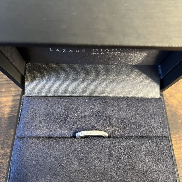 【ラザール ダイヤモンド(LAZARE DIAMOND)の口コミ】 結婚指輪はシンプルすぎないものがいいなと思っていました。この指輪はダ…