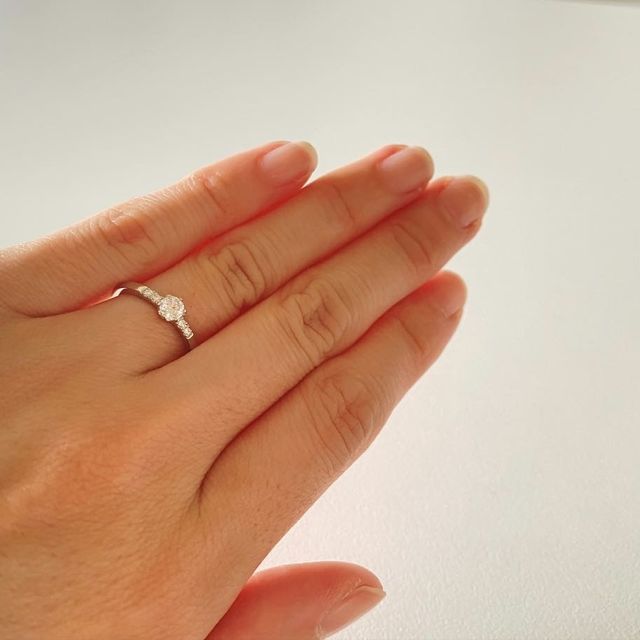 【アイプリモ(I-PRIMO)の口コミ】 デザインがシンプルだが、華やかさがある。
ダイヤの品質がいいものか。証…