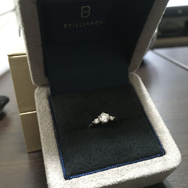 【BRILLIANCE+(ブリリアンスプラス)の口コミ】 一粒のザ婚約指輪といったデザインが希望だったようですが、実際つけてみ…