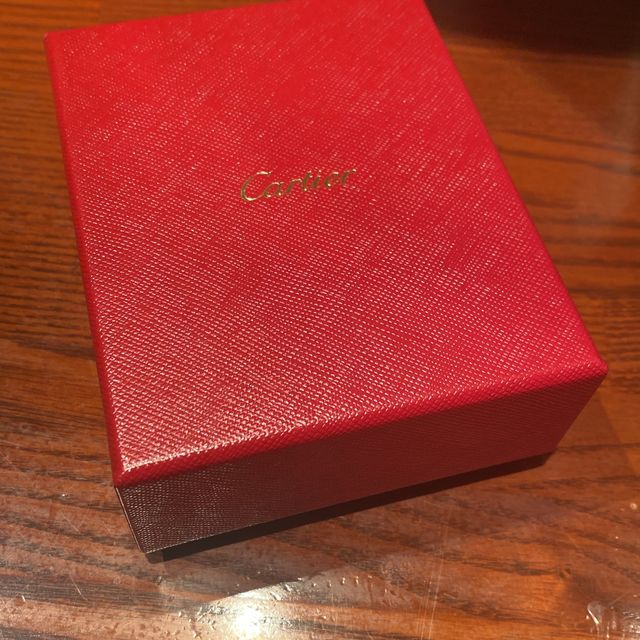 【カルティエ(Cartier)の口コミ】 デザインがシンプルで飽きないものを
探して、決めました。あとはデザイン…