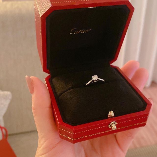 【カルティエ(Cartier)の口コミ】 華やかだけどシンプルで可愛らしいもので
かつ、やはりキラキラしてみえる…