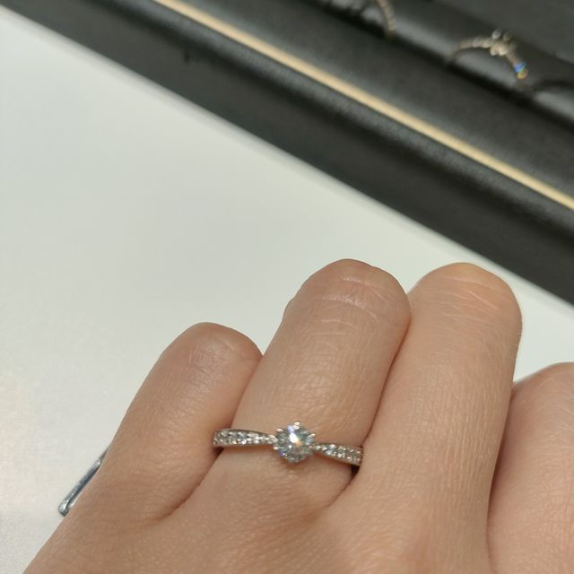 【ラザール ダイヤモンド(LAZARE DIAMOND)の口コミ】 セミオーダーで、たくさんのフレームの種類がありした。
こちらはセンター…