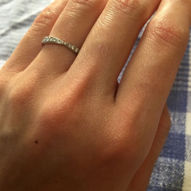 【4℃ BRIDAL(ヨンドシーブライダル)の口コミ】 先にインターネットでデザインを探して、
結婚指輪なのでペアで購入するた…