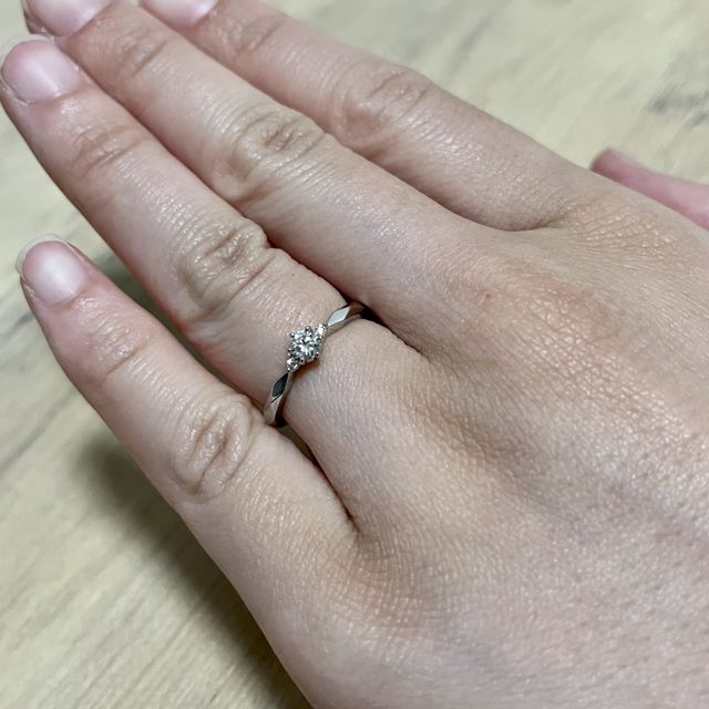 【Flavor(フレーバー)の口コミ】 リングに面の加工を細かく入れることによって光の反射がより際立ち、女性…