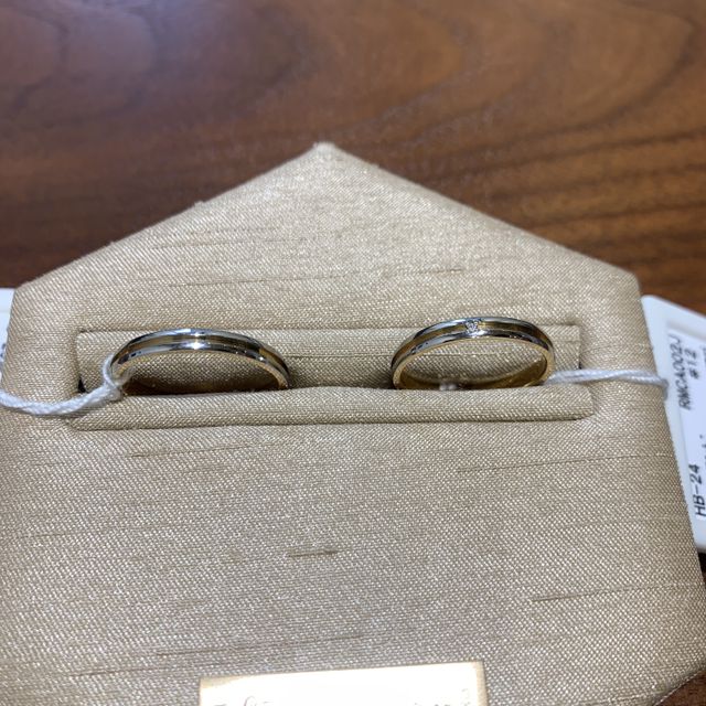 【Honey Bride(ハニーブライド)の口コミ】 プラチナとゴールドのデザインがとても気に入りました。ワンポイントダイ…