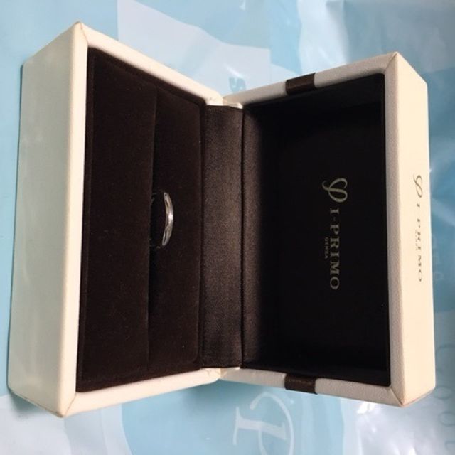 【アイプリモ(I-PRIMO)の口コミ】 男性の方はシンプルなシルバーリングで、女性の方は片面のみ小さいダイヤ…