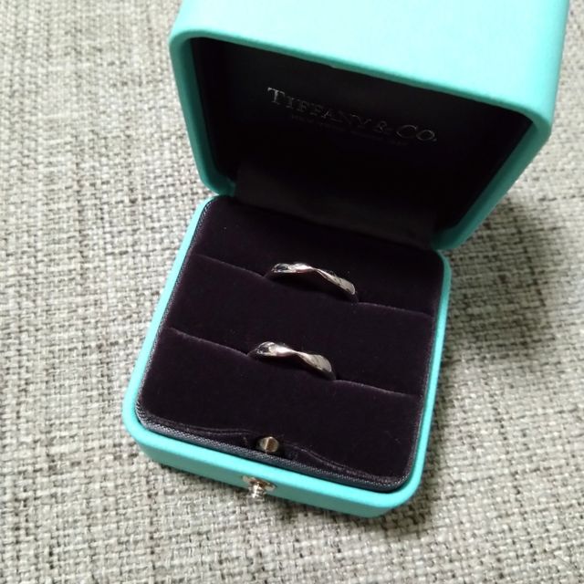 【ティファニー(Tiffany & Co.)の口コミ】 ハーモニーというデザインです。
婚約指輪もハーモニーにしたのでセットで…