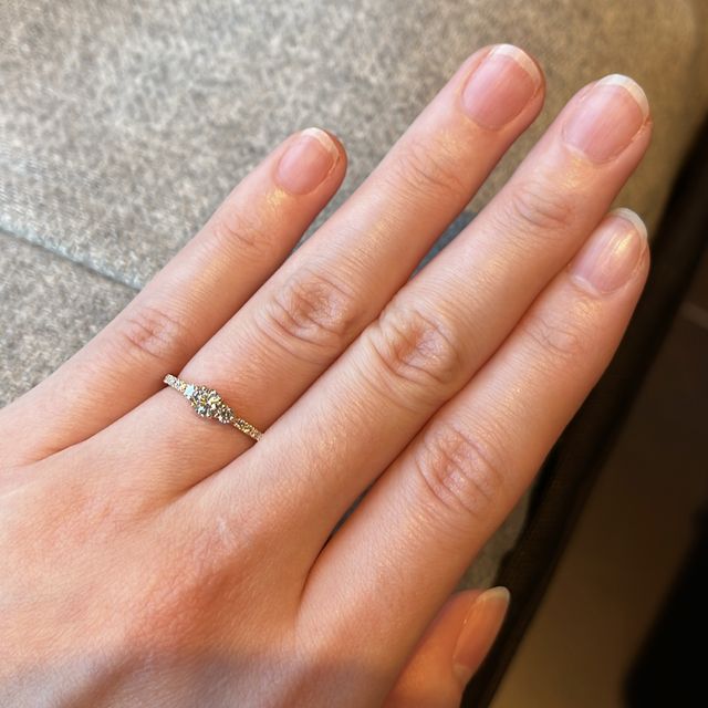 【YUKA HOJO(ユカホウジョウ)の口コミ】 結婚指輪と重ね付け出来るデザインを探しており、どんな結婚指輪を選んで…