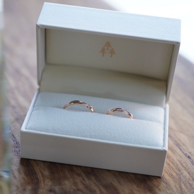 【THREE TREES(スリーツリーズ)の口コミ】 指輪の素材のピンクゴールドを店舗で見せてもらった時に、他のブランドの…
