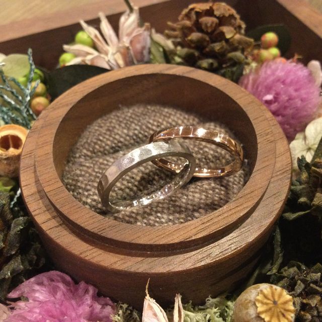 【鎌倉彫金工房の口コミ】 婚約指輪と一緒につけたいと思っており、婚約指輪がV字型だったので、それ…