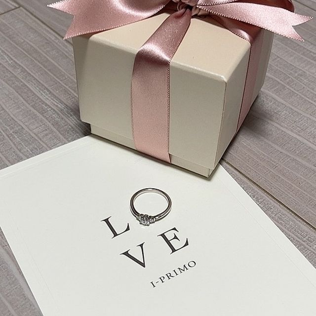 【アイプリモ(I-PRIMO)の口コミ】 ゆるめのウェーブデザインが指に合っていたのと、メインのダイヤを挟んで…