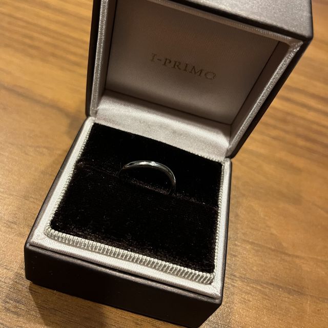 【アイプリモ(I-PRIMO)の口コミ】 ゆるめのウェーブで指の形にも婚約指輪(アイプリモさんのヴィオラ)にも合…