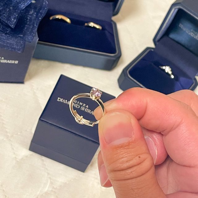 【銀座ダイヤモンドシライシの口コミ】 プラチナとピンクゴールドが程よく交差していて、ダイヤが埋め込まれてい…