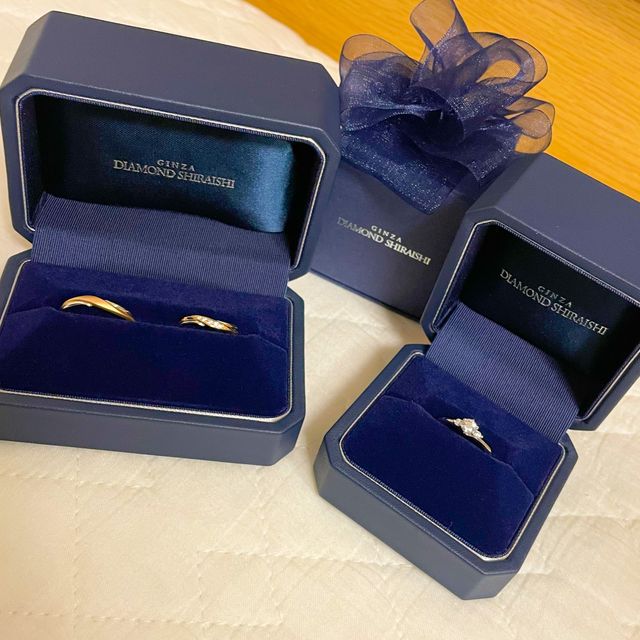 【銀座ダイヤモンドシライシの口コミ】 プラチナとピンクゴールドが程よく交差していて、ダイヤが埋め込まれてい…