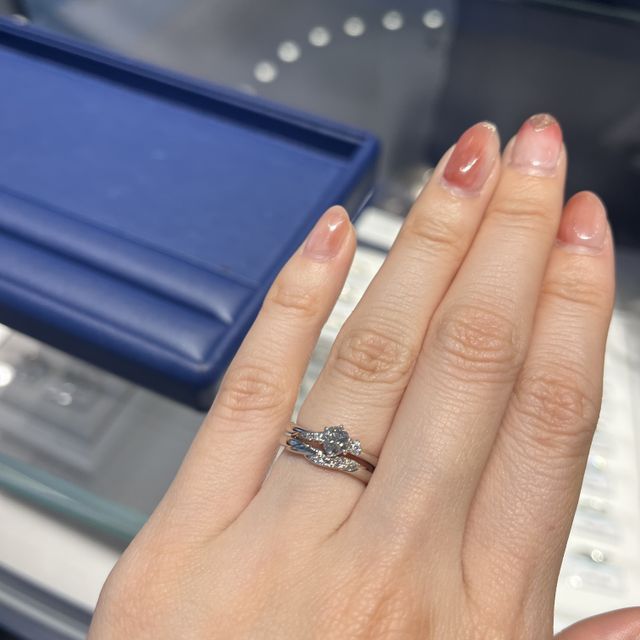 【銀座ダイヤモンドシライシの口コミ】 婚約指輪と結婚指輪が重ね付けしても、隙間ができず綺麗に見えるものを探…