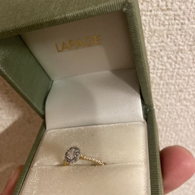 【LAPAGE(ラパージュ)の口コミ】 ネックレスもマルスで婚約指輪も憧れていました。
知り合いがとてもいい指…