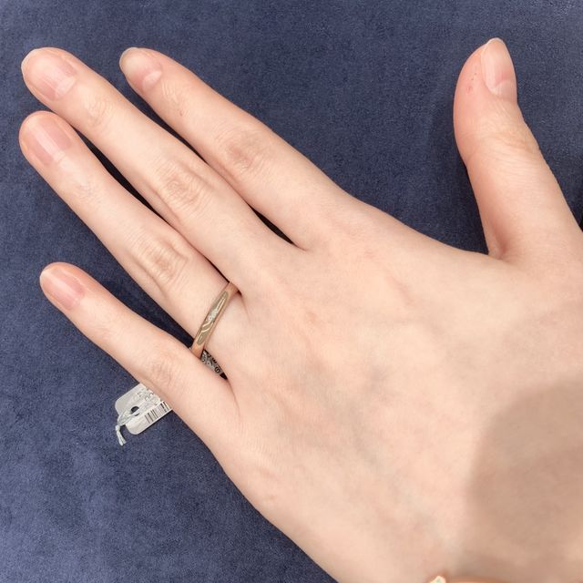 【4℃ BRIDAL(ヨンドシーブライダル)の口コミ】 指輪の色味が肌に馴染みつつも、キラリとしていて素敵です。この指輪を付…