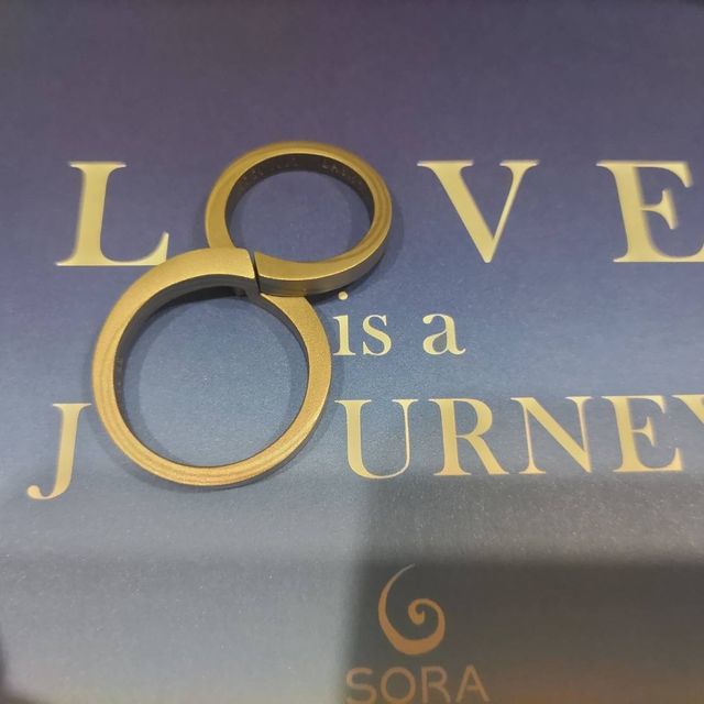 【SORA(ソラ)の口コミ】 夫婦そろって普段指輪はつけられない職業なので、つけ心地は考えず、デザ…
