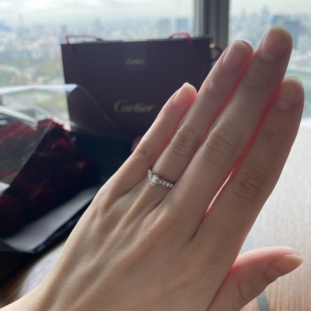 【カルティエ(Cartier)の口コミ】 カルティエのレッドボックスに入れられた婚約指輪にずっと憧れていて、婚…