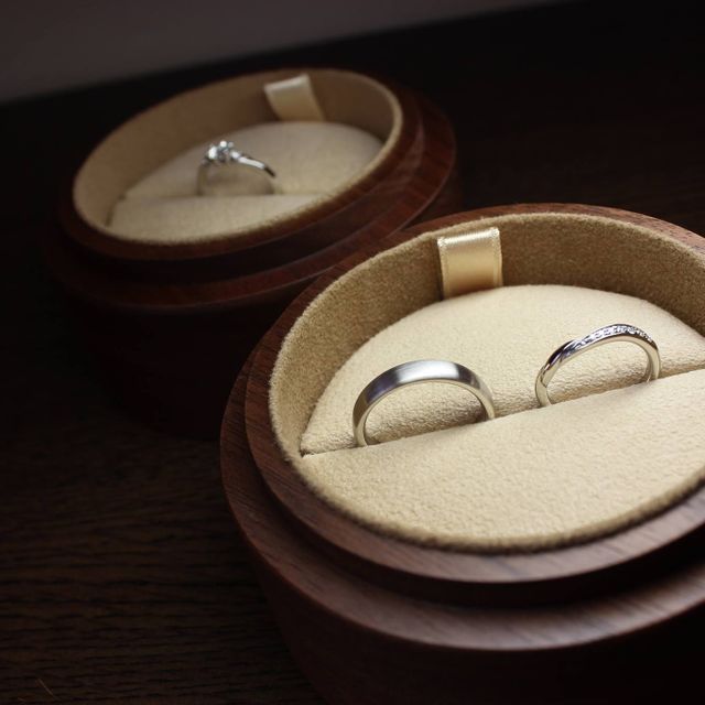 【COLANY(コラニー)の口コミ】 奥さんは婚約指輪とセットで使えるようなデザインが良いとのことで、細い…