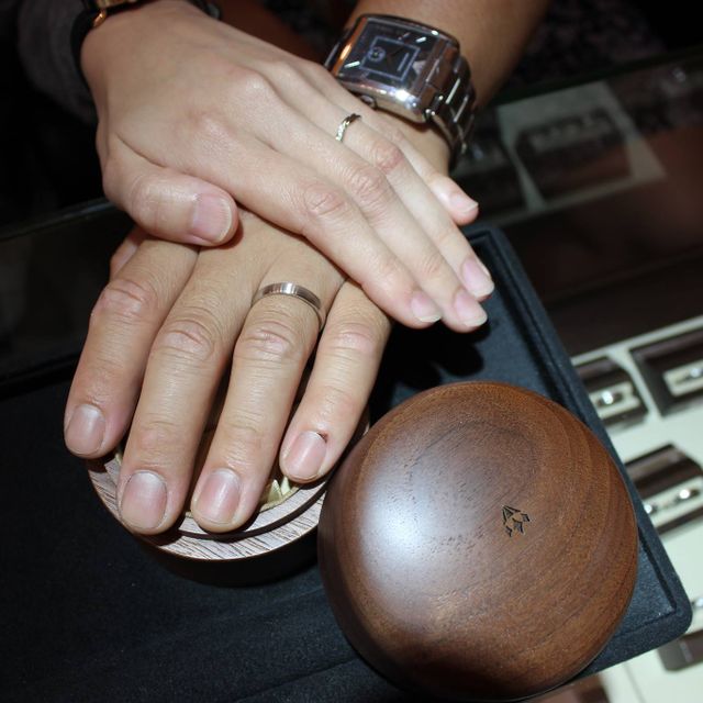 【COLANY(コラニー)の口コミ】 奥さんは婚約指輪とセットで使えるようなデザインが良いとのことで、細い…